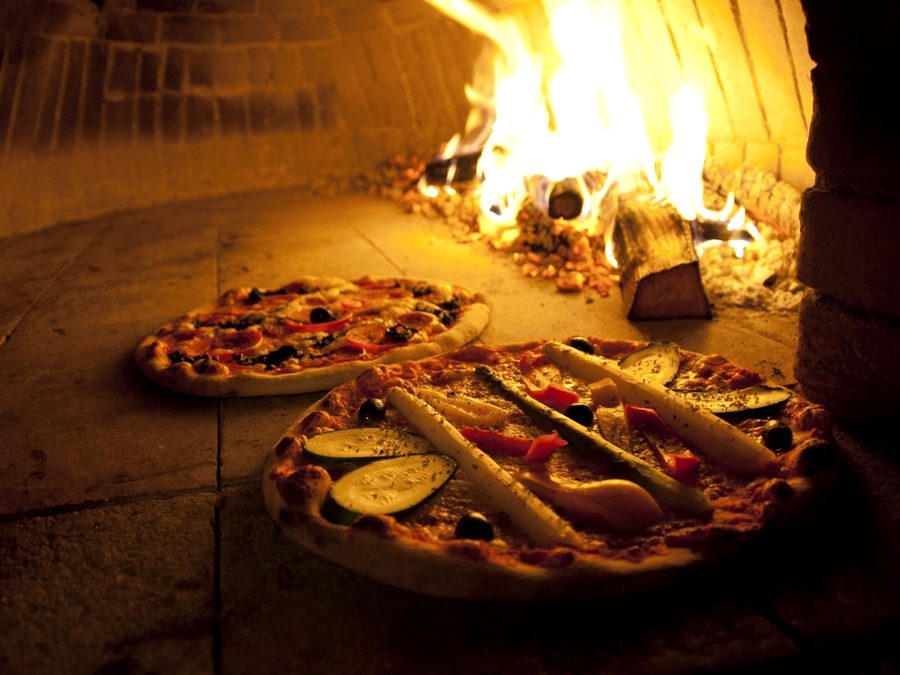 Préparation de pizzas en cuisine